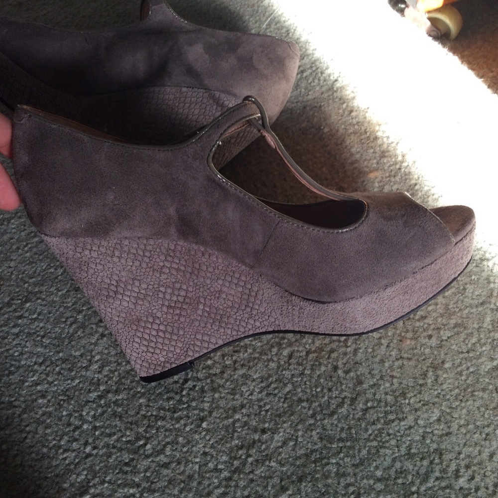 *NEVER WORN*Vince Camuto suede wedge heels size 8
